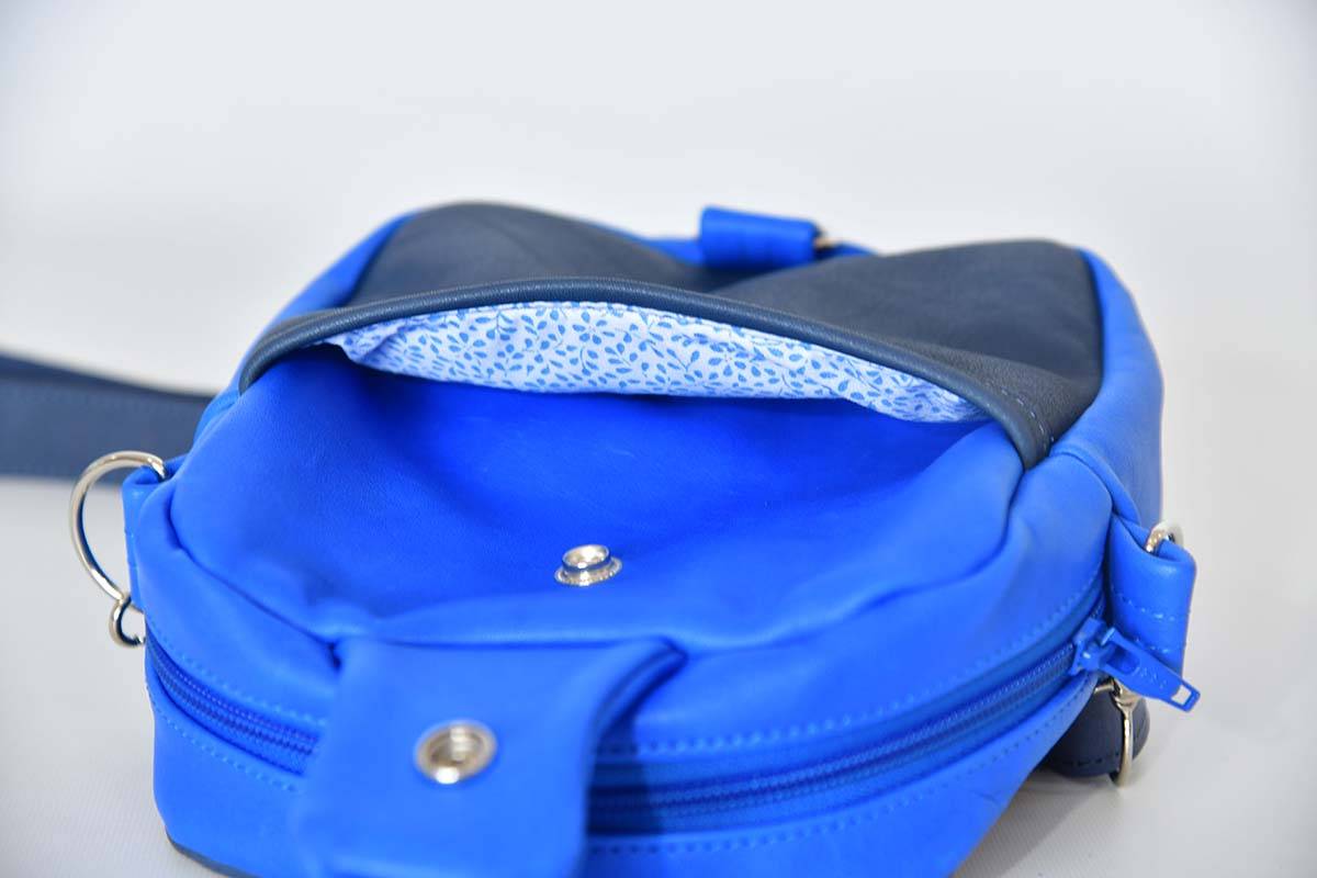 Schultertasche Modell Adrian sehr blau / blau