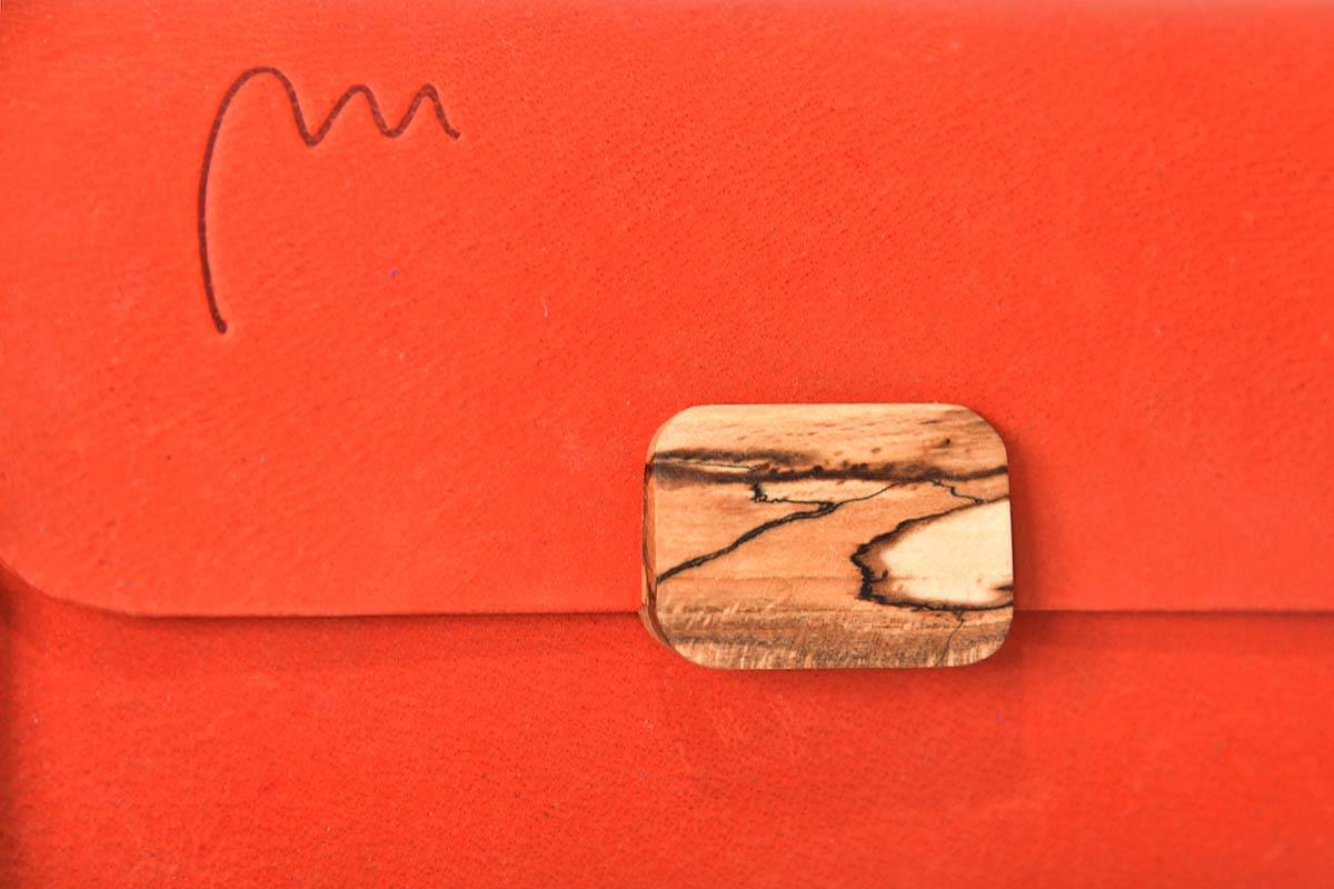Holz-Ledertasche Modell Timo S gestocktes Buchenholz, Wasserbüffel-Dickleder orange
