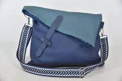 handgefertigte-ledertasche-blau-lagune_26023_Sam_dia_M_01