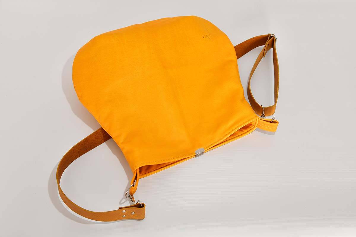 Schultertasche Iris M sonnengelb