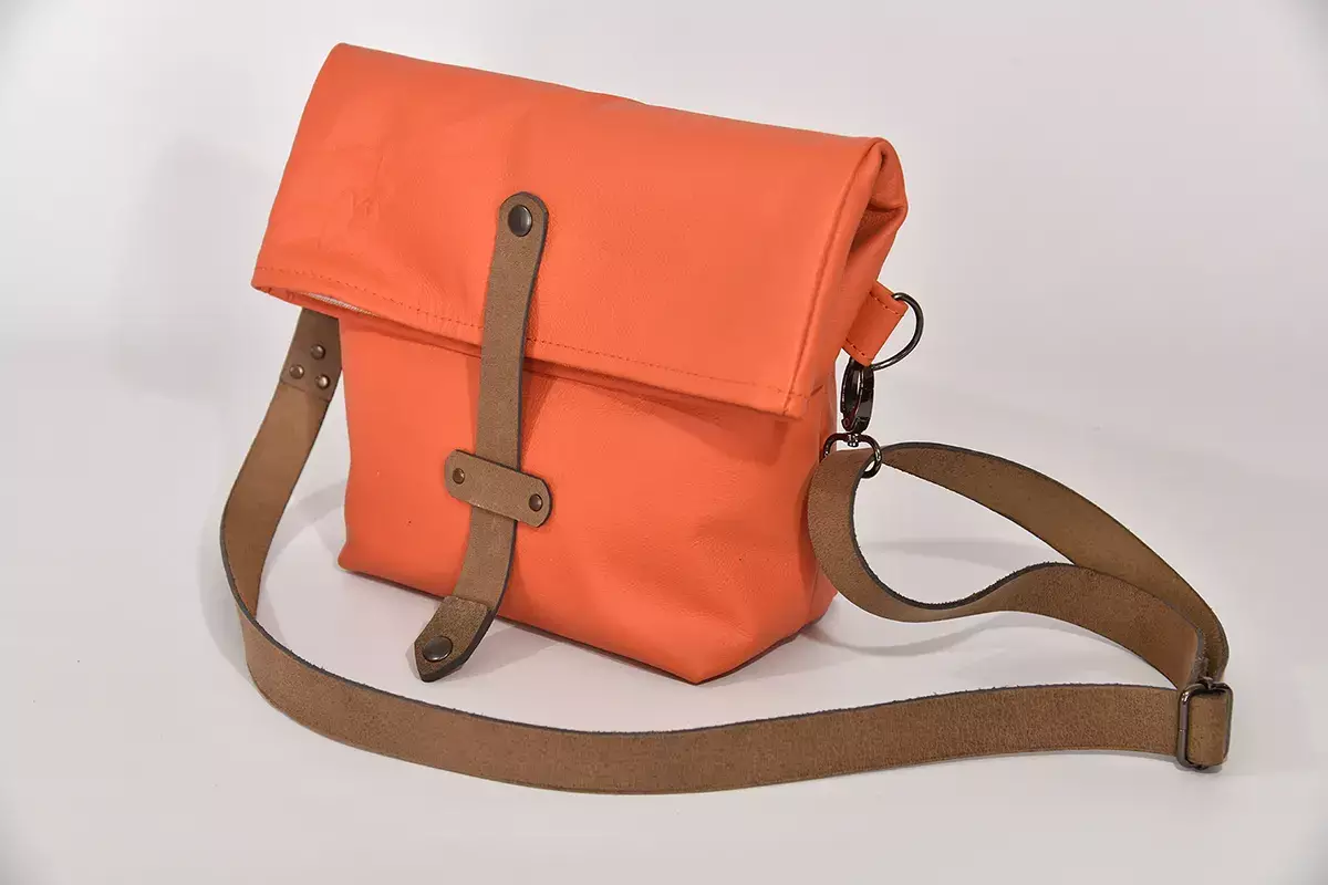 Handgefertigte Ledertasche Sam M pastellorange