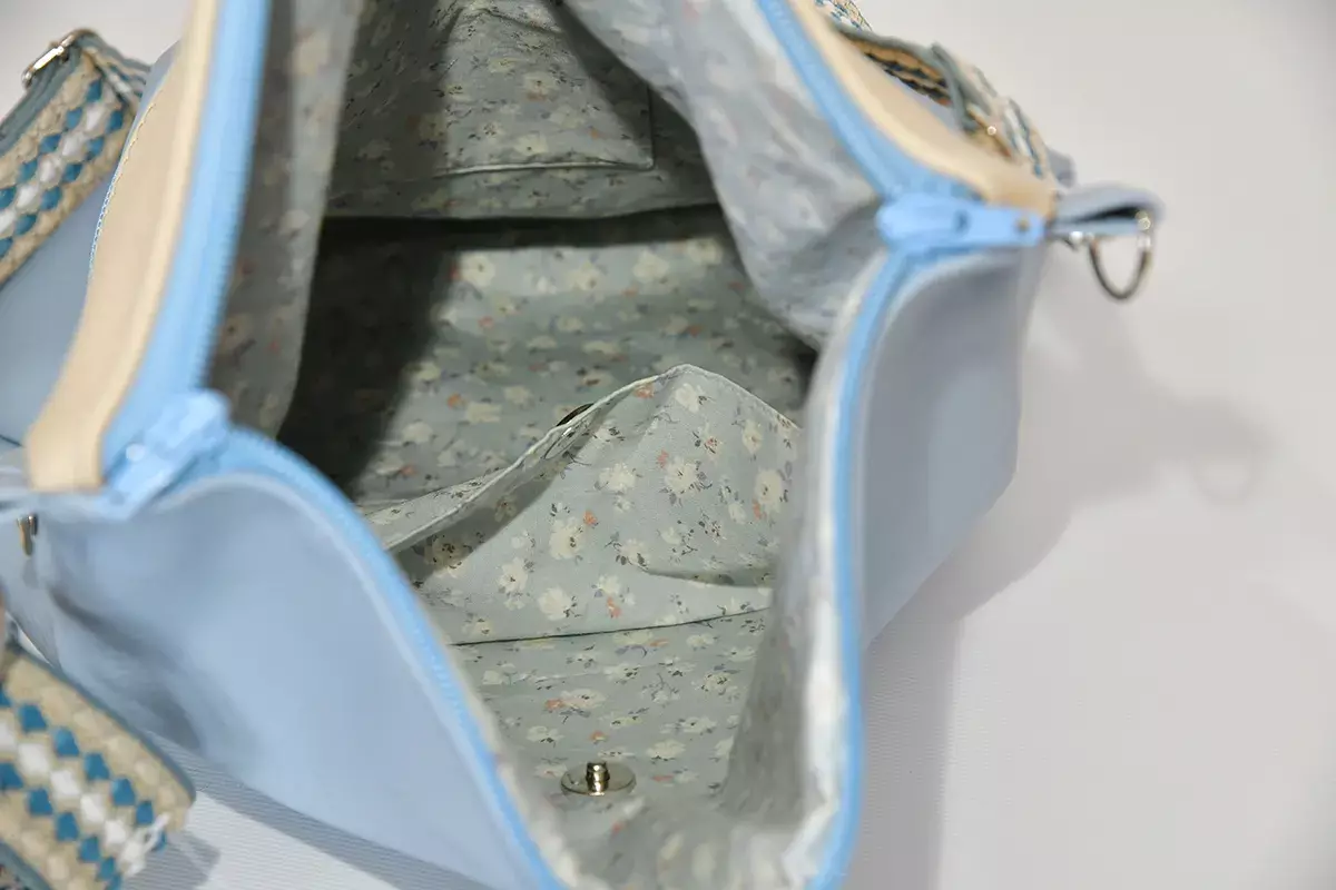 Handgefertigte Ledertasche Sam Flex in hellblau und hell-elfenbein