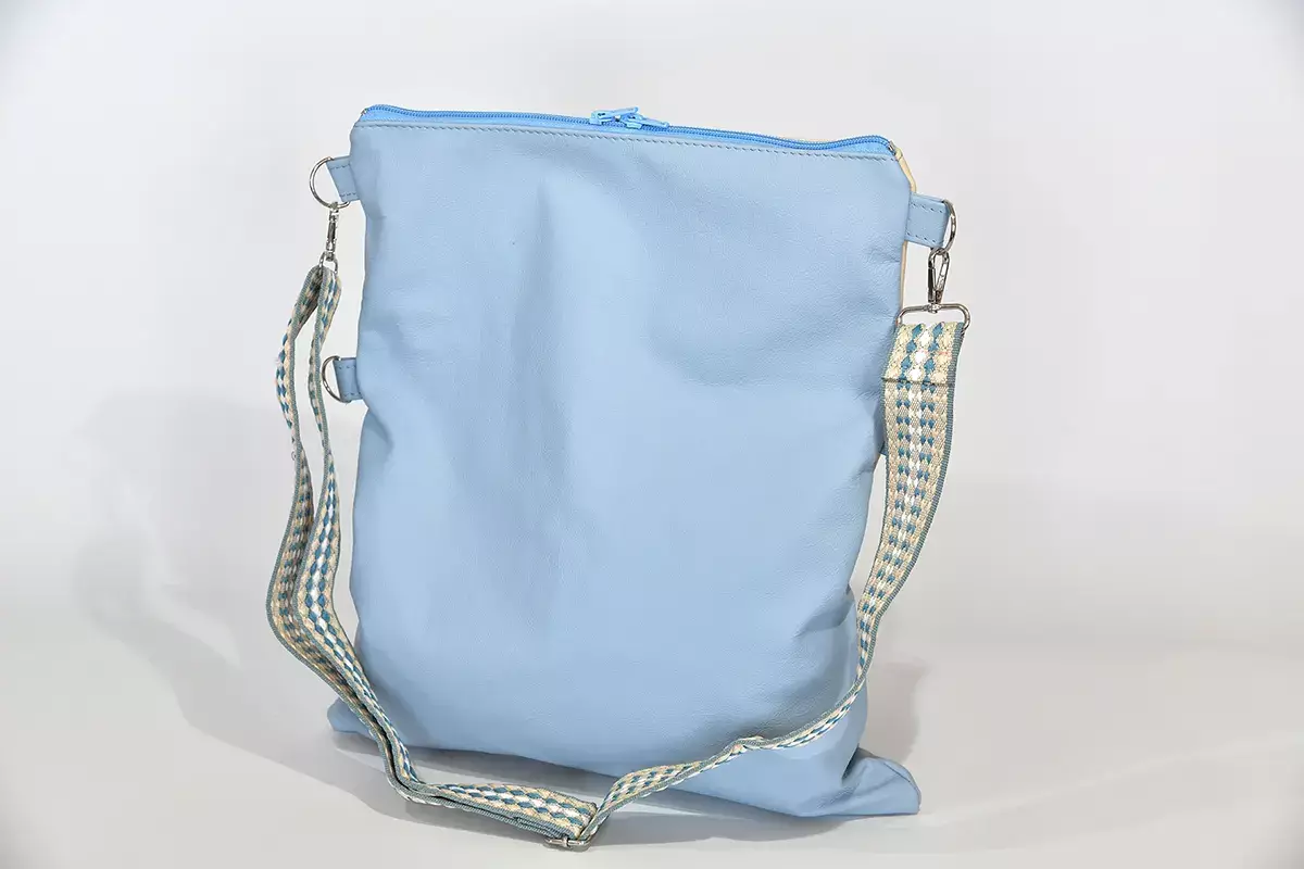 Handgefertigte Ledertasche Sam Flex in hellblau und hell-elfenbein