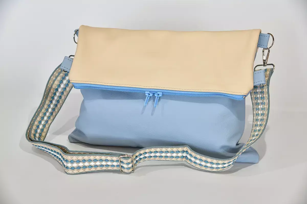 Handgefertigte Ledertasche Sam Flex in hellblau und hell-elfenbein