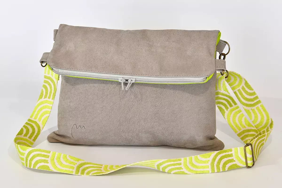 Handgefertigte Ledertasche in babyelefantengrau und neongruen Sam flex