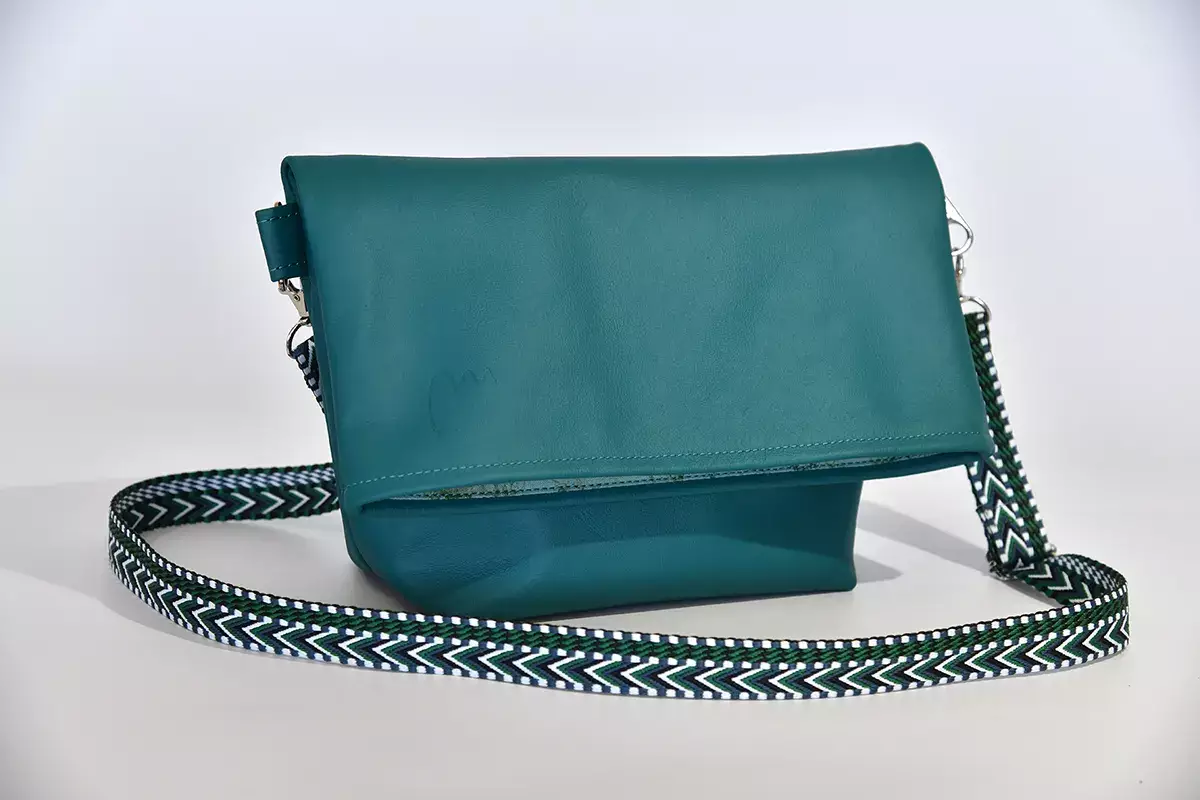 Schultertasche Sam aus Wasserbüffellleder türkis