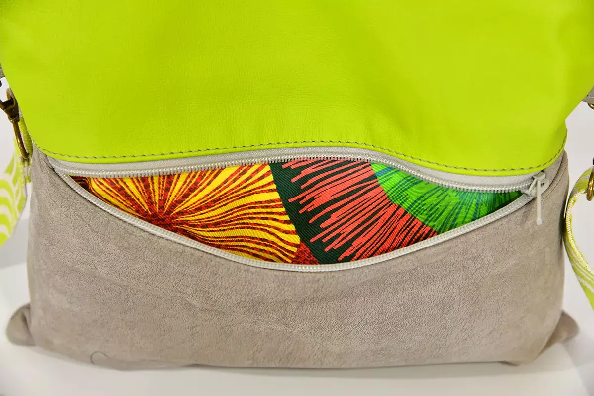 Handgefertigte Ledertasche in babyelefantengrau und neongruen Sam flex