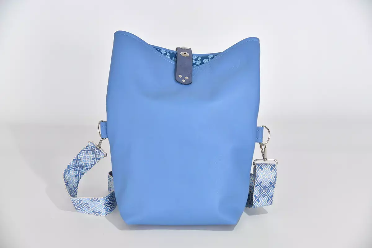 Schultertasche Sam M Nappa-Rindsleder hellblau