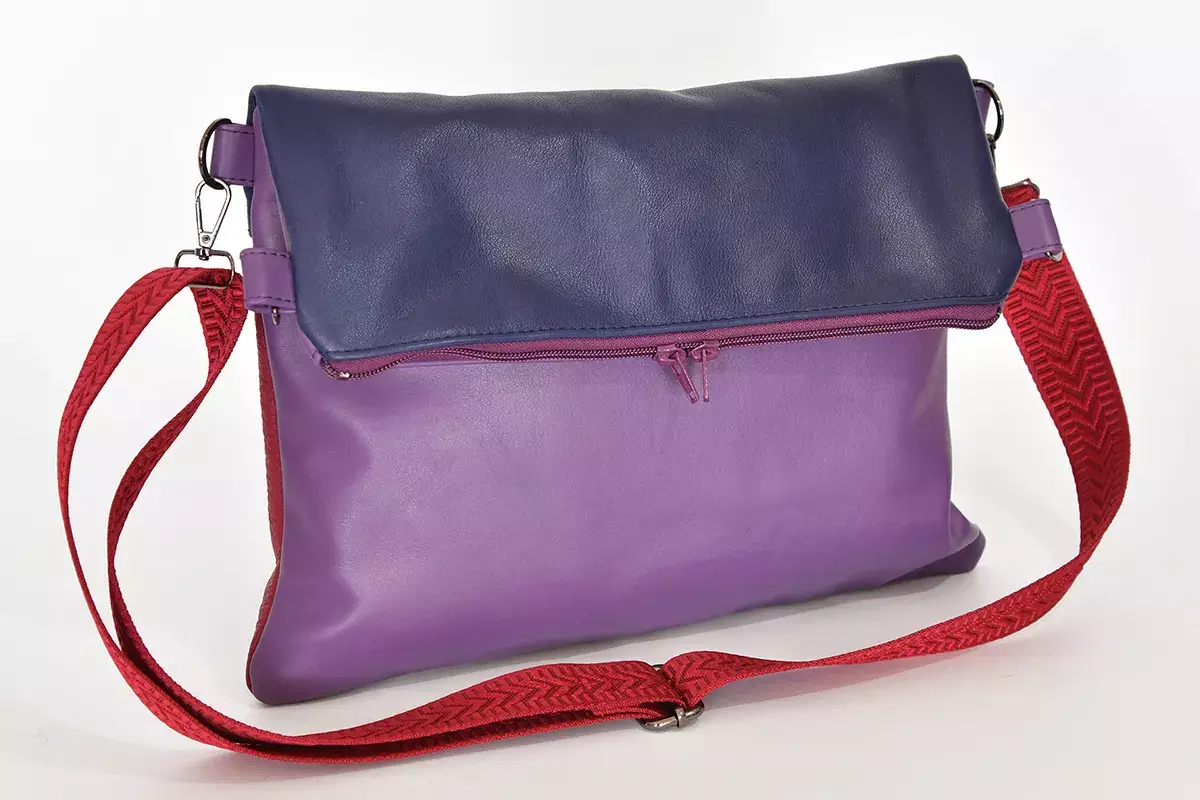 handgefertigte Ledertasche weinrot, marineblau und violett
