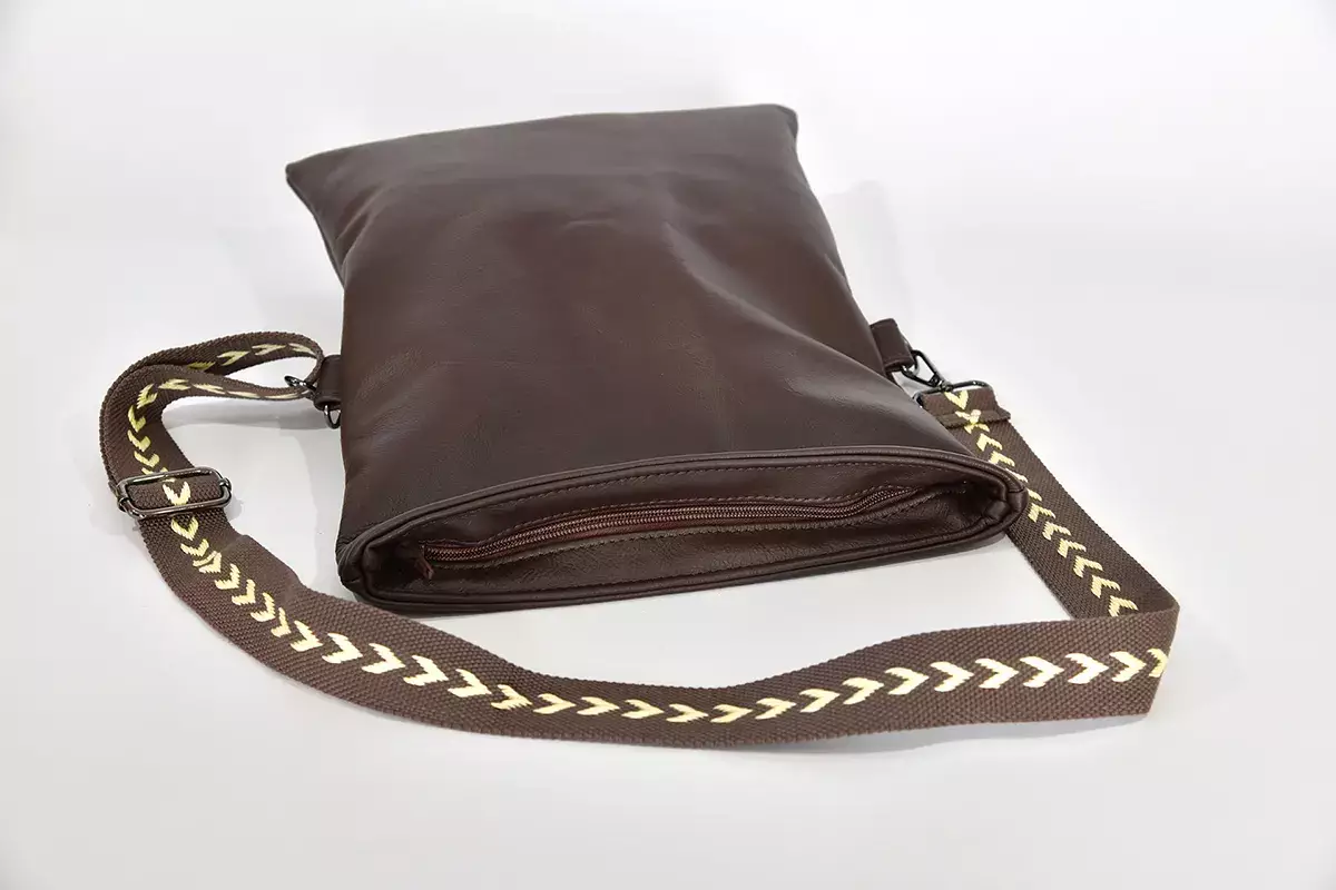 Handgefertigte Ledertasche Sam M mit Reißverschluss dunkelbraun