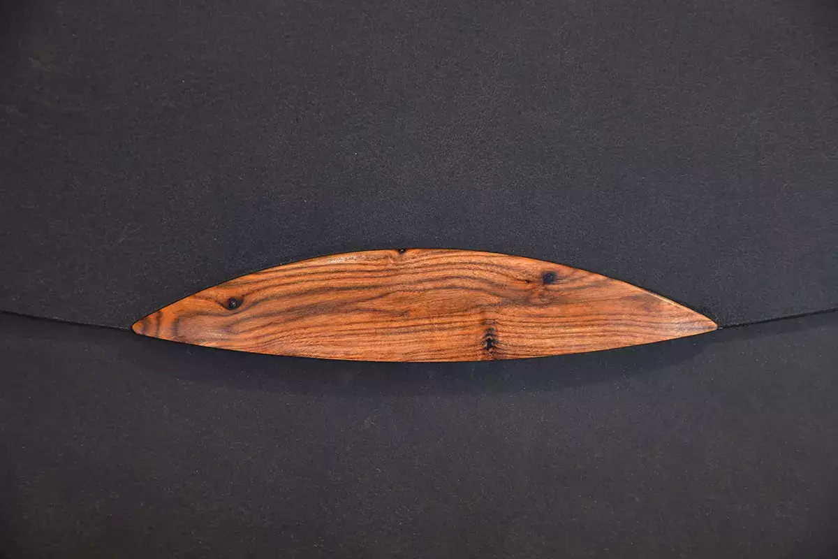 Handgefertigte Holz-Ledertasche schwarzbraun mit Ginster-Einlage auf Eschenholz