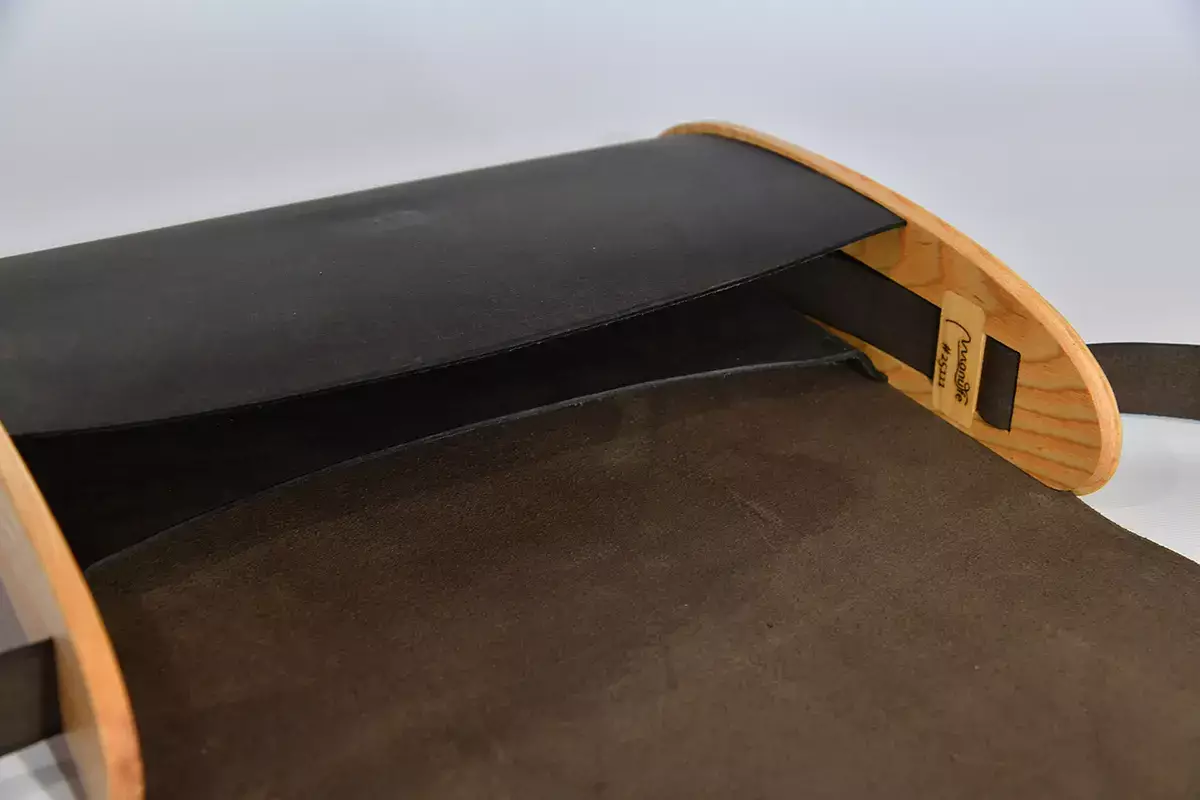 Handgefertigte Holz-Ledertasche schwarzbraun mit Ginster-Einlage auf Eschenholz