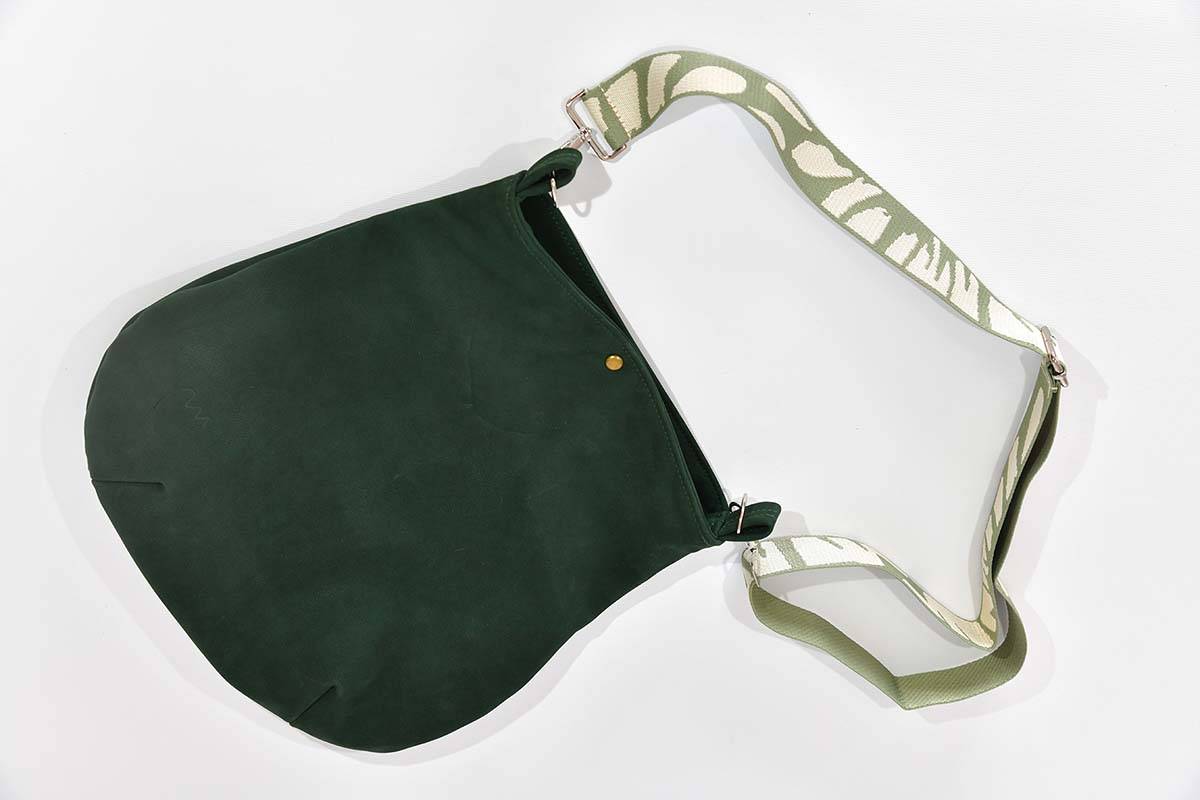 Schultertasche Iris M tannengrün