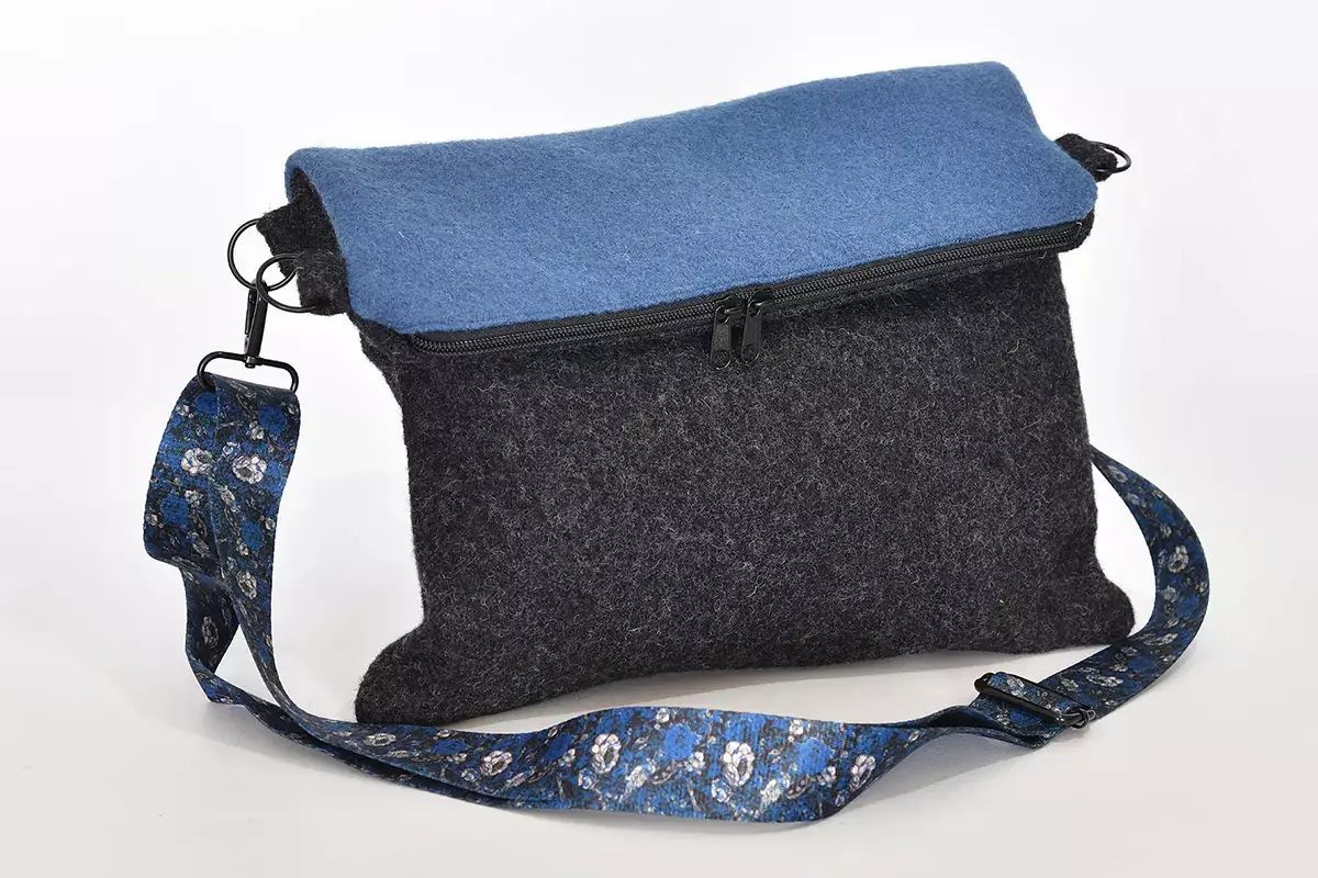 Handgefertigte Walklodentasche Sam M reine Schurwolle anthrazit und blau