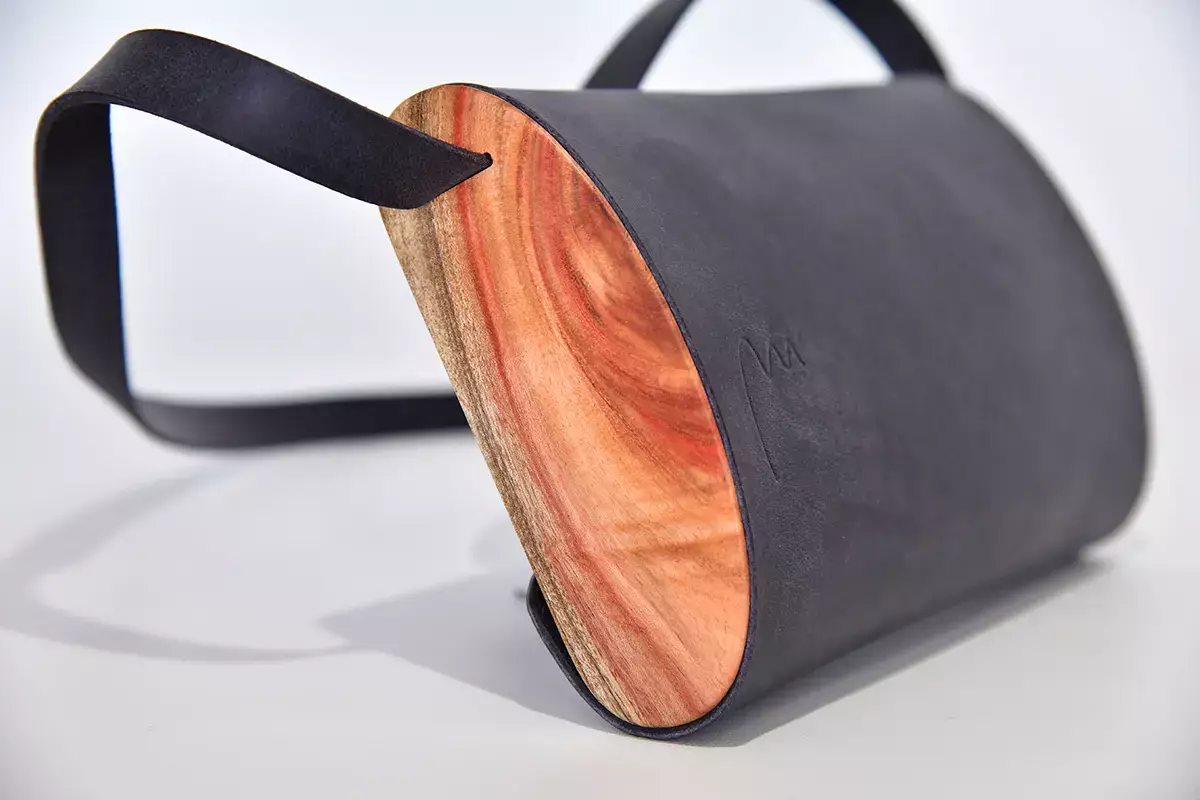 Holz-Ledertasche Modell Jenny S schwarzblau, Johannisbrotbaumholz