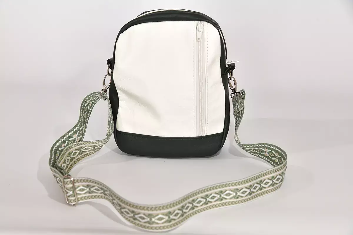 Sportliche Ledertasche Adrian dunkelgrün / weiß