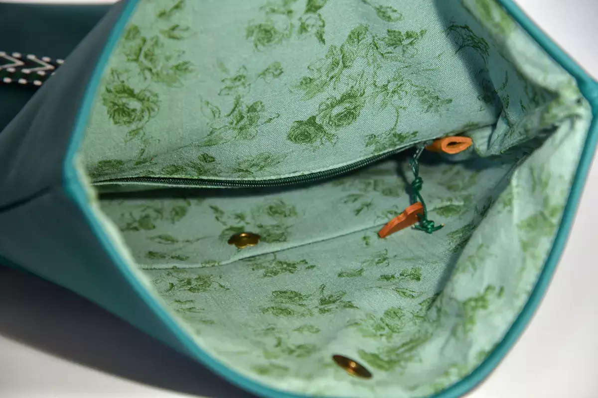 Schultertasche Sam aus Wasserbüffellleder türkis