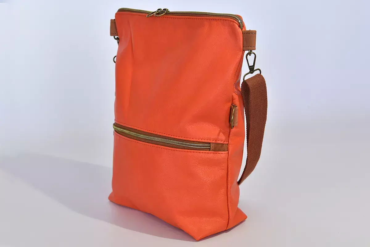 Schultertasche Sam flex Rindsnappaleder lachs