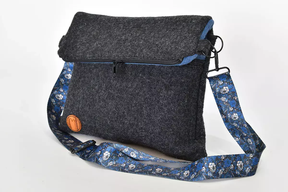 Handgefertigte Walklodentasche Sam M reine Schurwolle anthrazit und blau