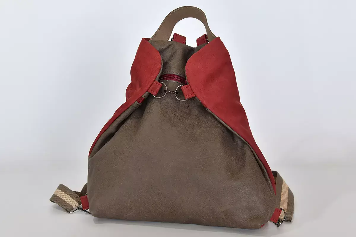 Handgefertigter Lederrucksack Petra Blando in Schlammbraun und Bordeaux