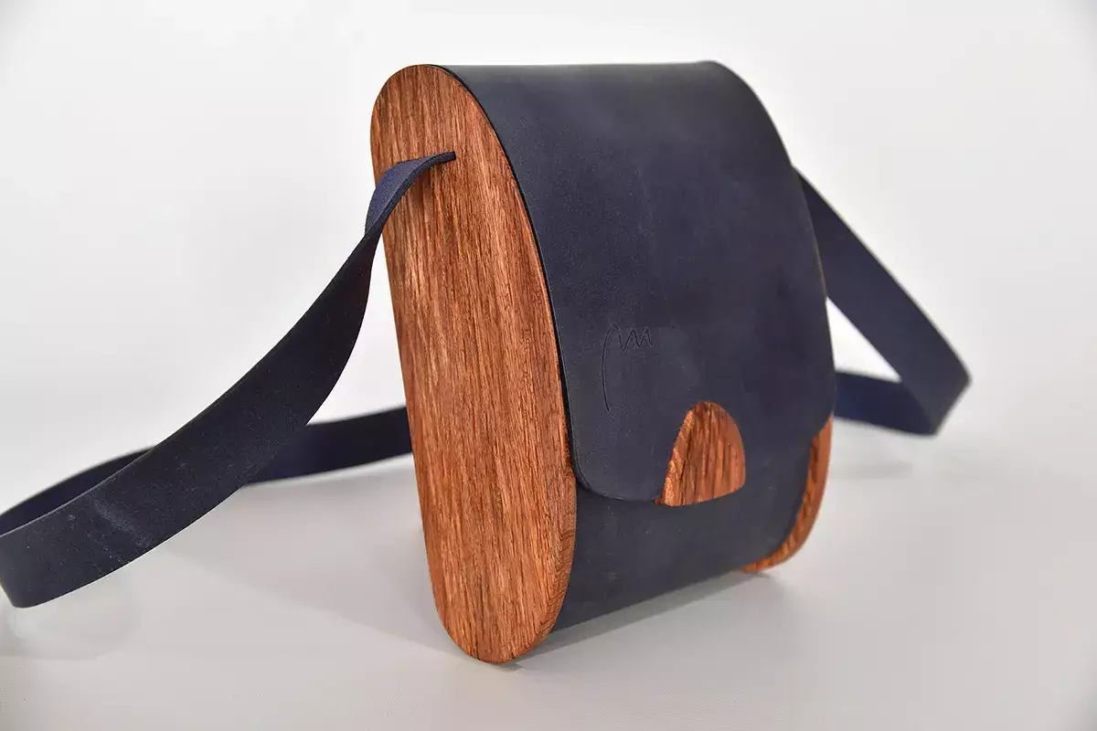 Holz-Ledertasche Blago M marineblau Zypressenholz