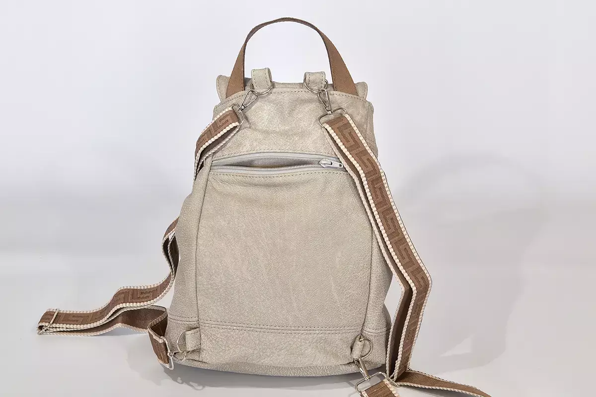 Handgefertigter Lederrucksack helles lehmgrau