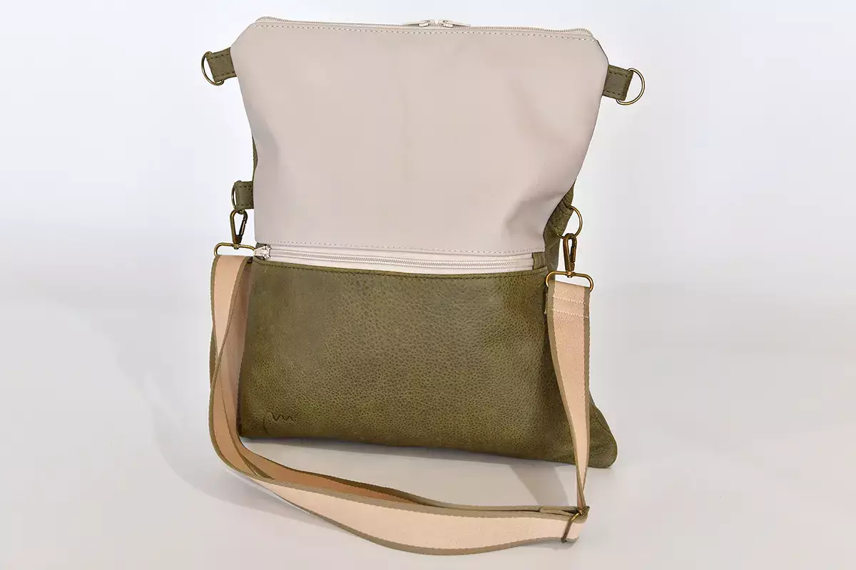 Handgefertigte Ledertasche in olivgruen und grau Sam flex
