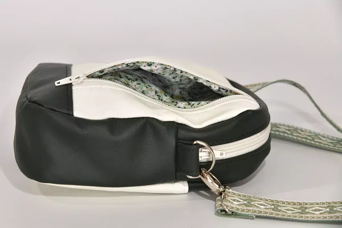 Sportliche Ledertasche Adrian dunkelgrün / weiß