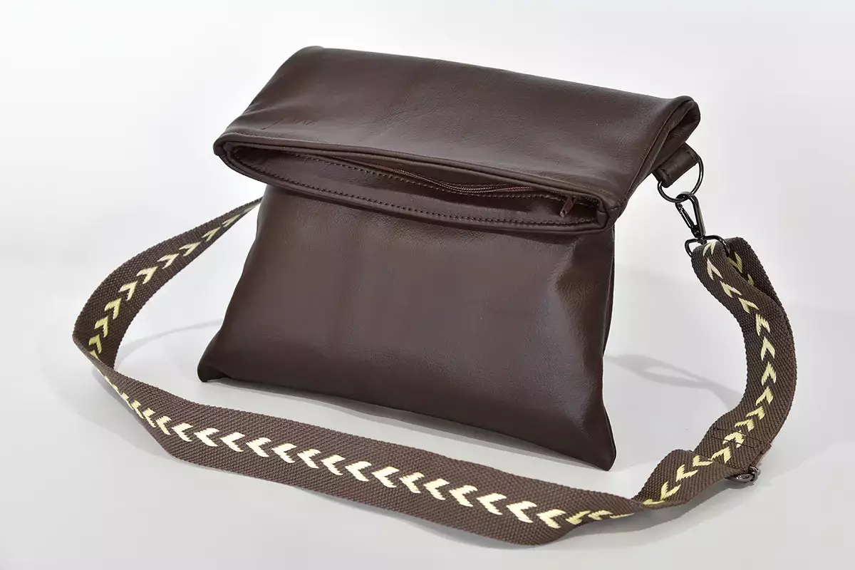 Handgefertigte Ledertasche Sam M mit Reißverschluss dunkelbraun