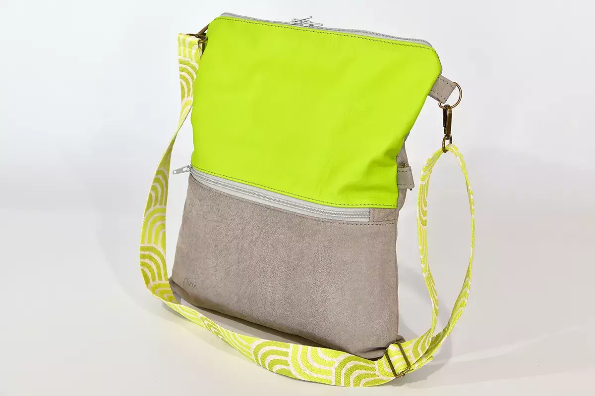 Handgefertigte Ledertasche in babyelefantengrau und neongruen Sam flex