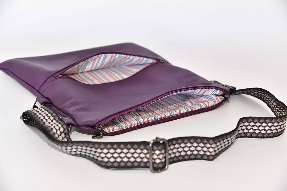 Handgefertigte Ledertasche Sam flex violett