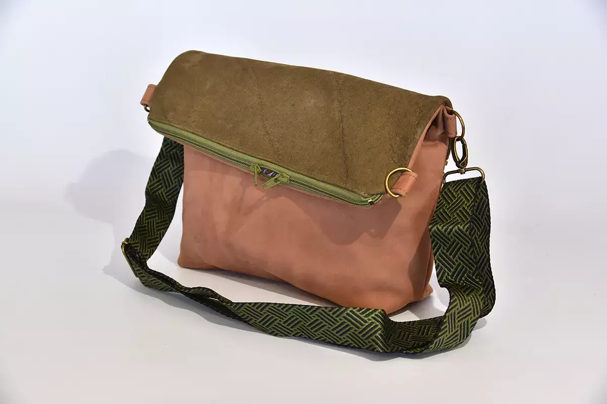 Schiultertasche Sam flex Leder hellbraun und dunkel oliv