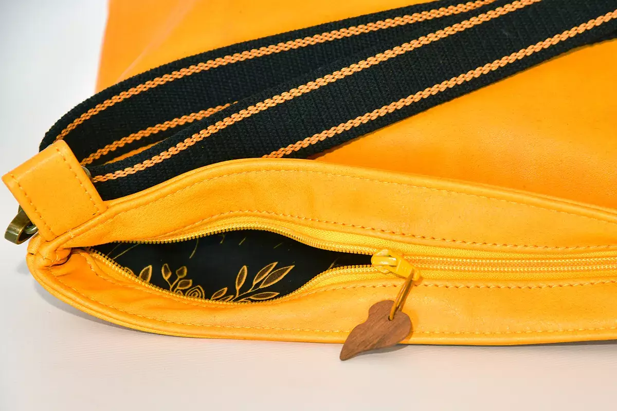 Handgefertigte Ledertasche Iris L gelb