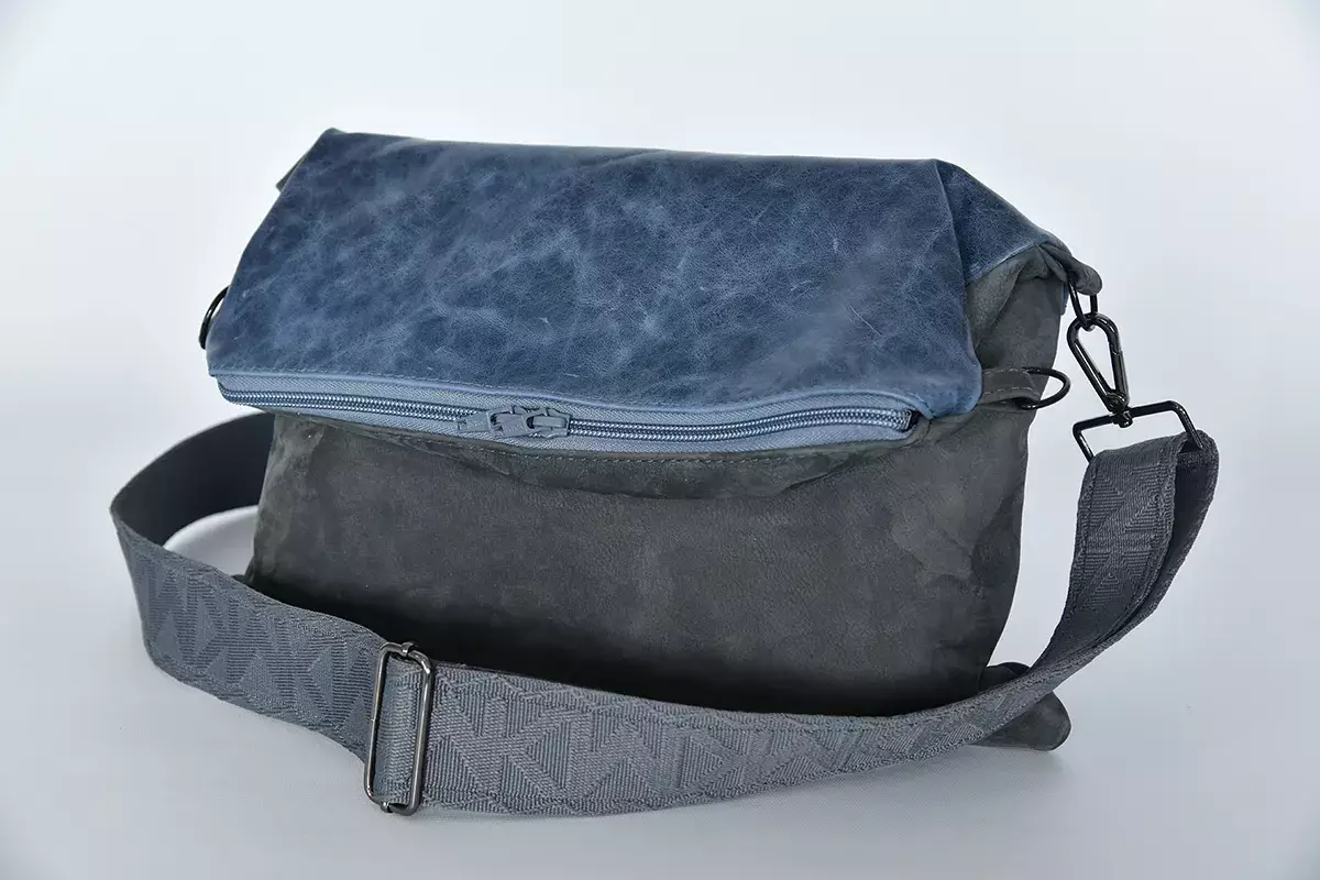 Handgefertigte Ledertasche Sam flex nachtblau und safir