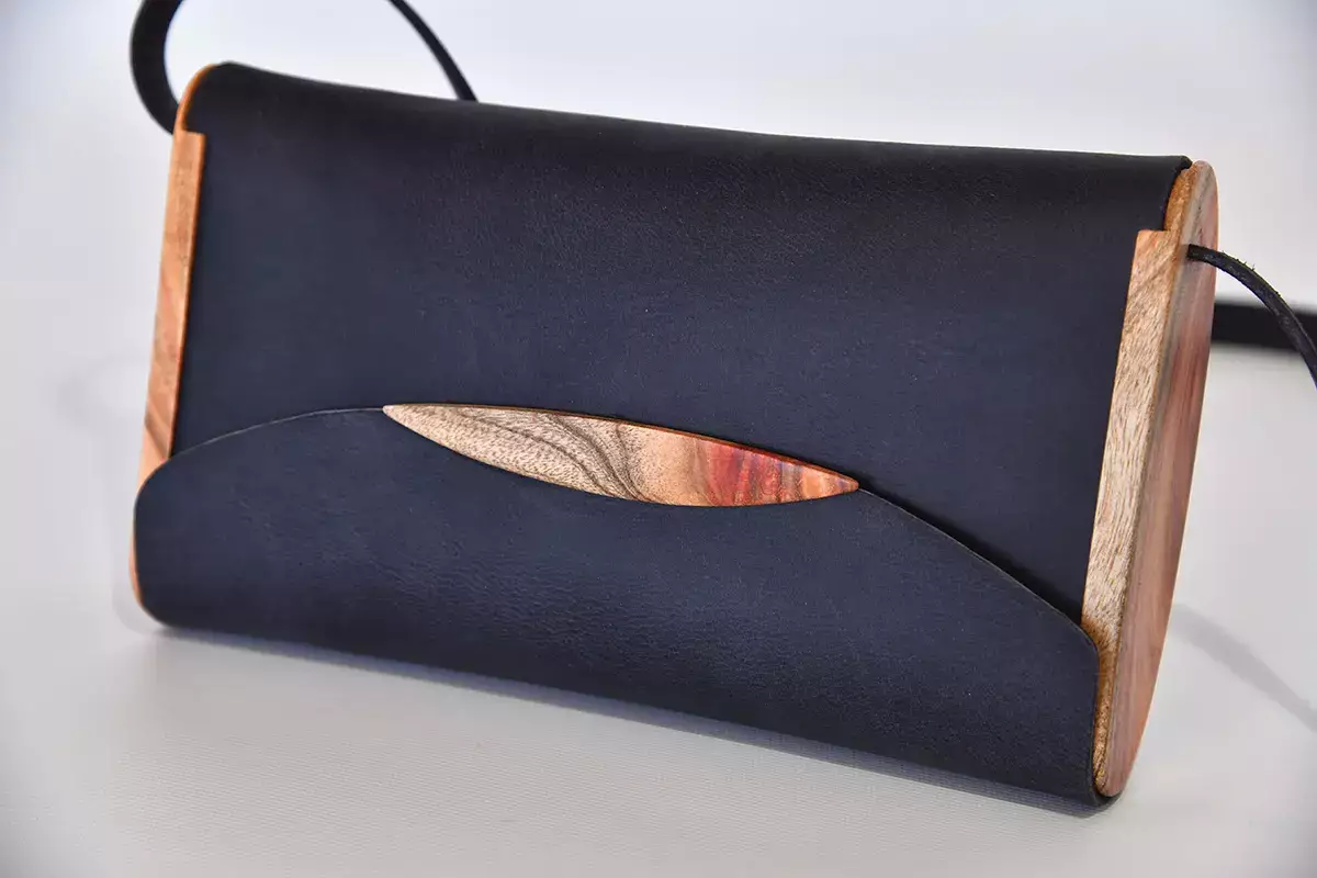 Holz-Ledertasche Modell Jenny S schwarzblau, Johannisbrotbaumholz