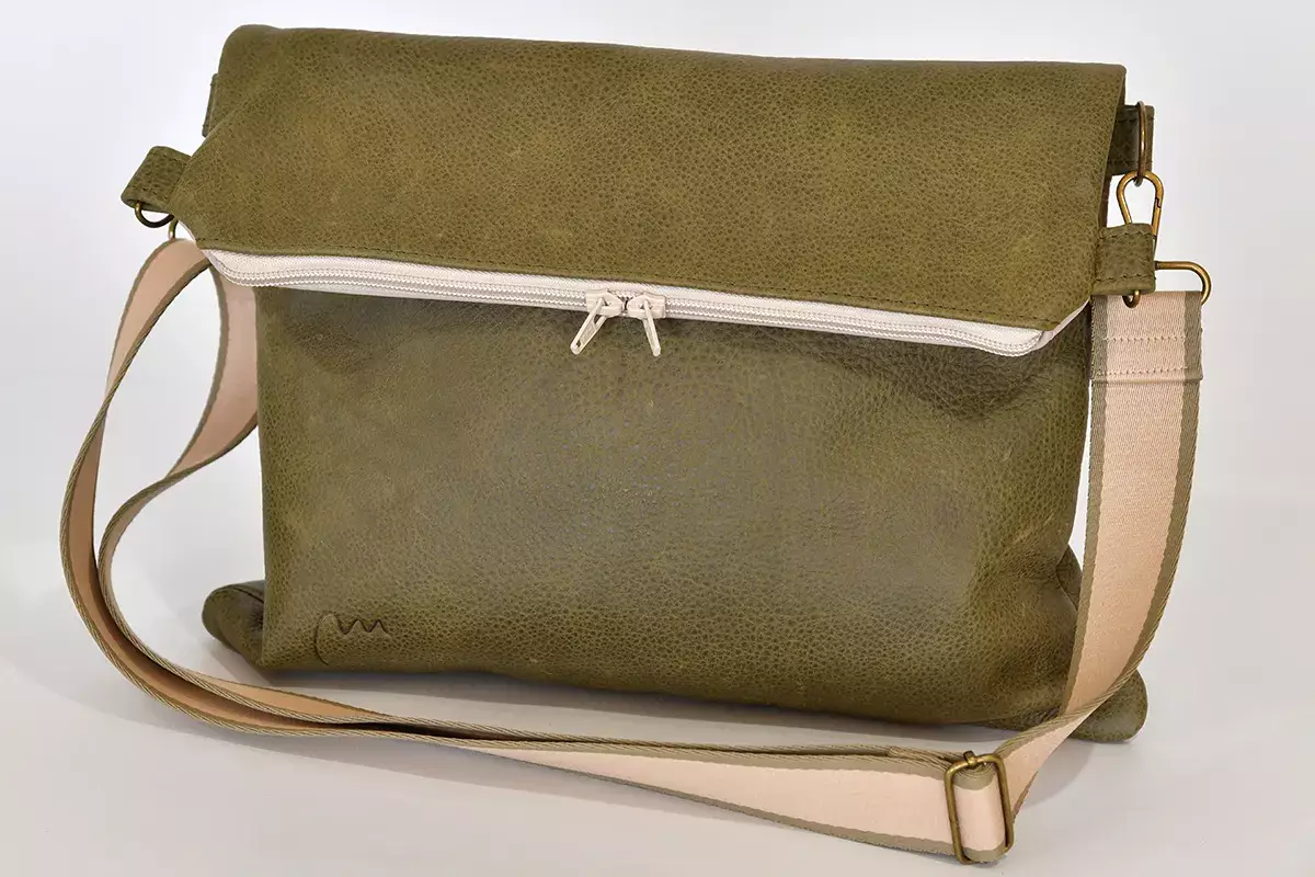 Handgefertigte Ledertasche in olivgruen und grau Sam flex
