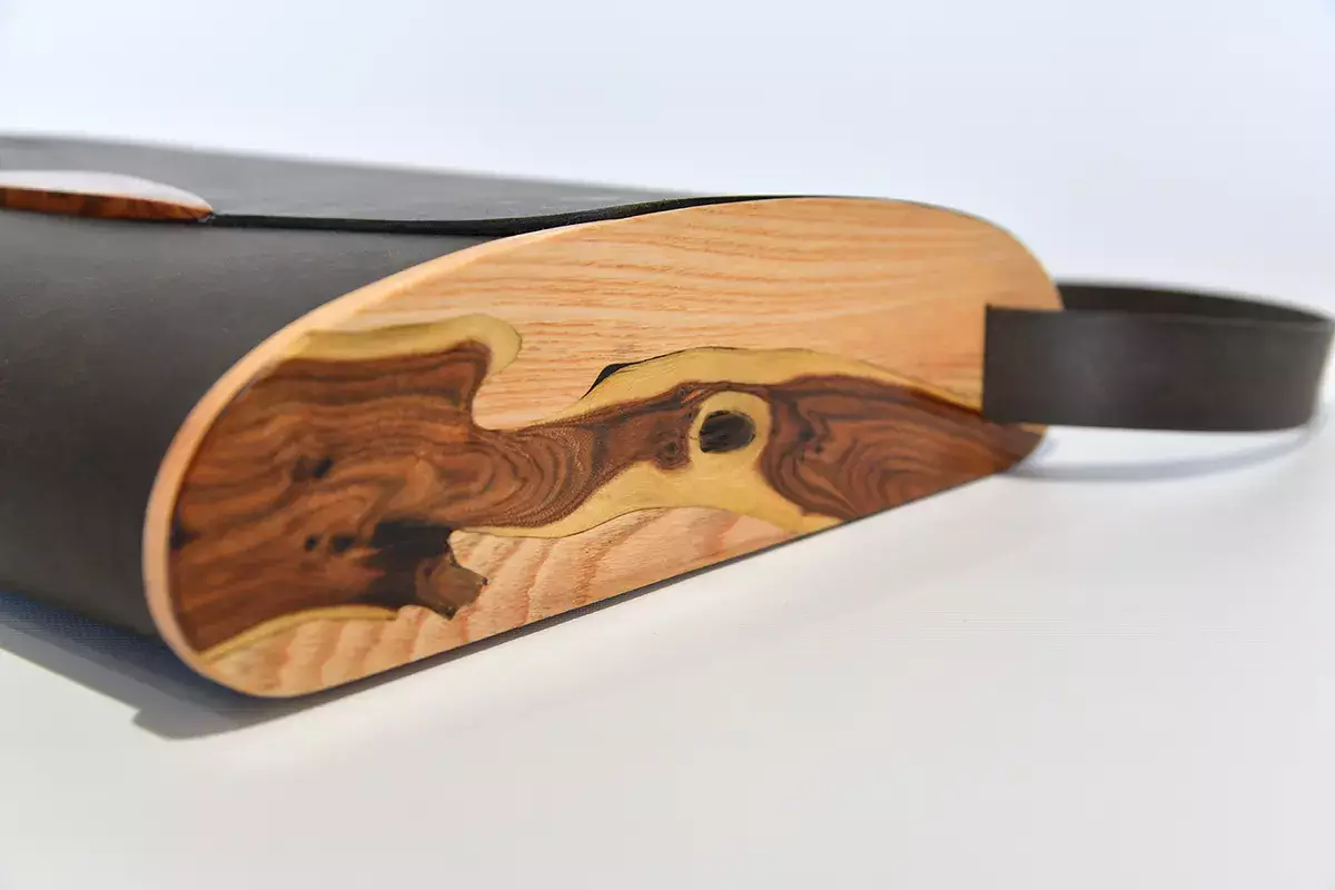 Handgefertigte Holz-Ledertasche schwarzbraun mit Ginster-Einlage auf Eschenholz