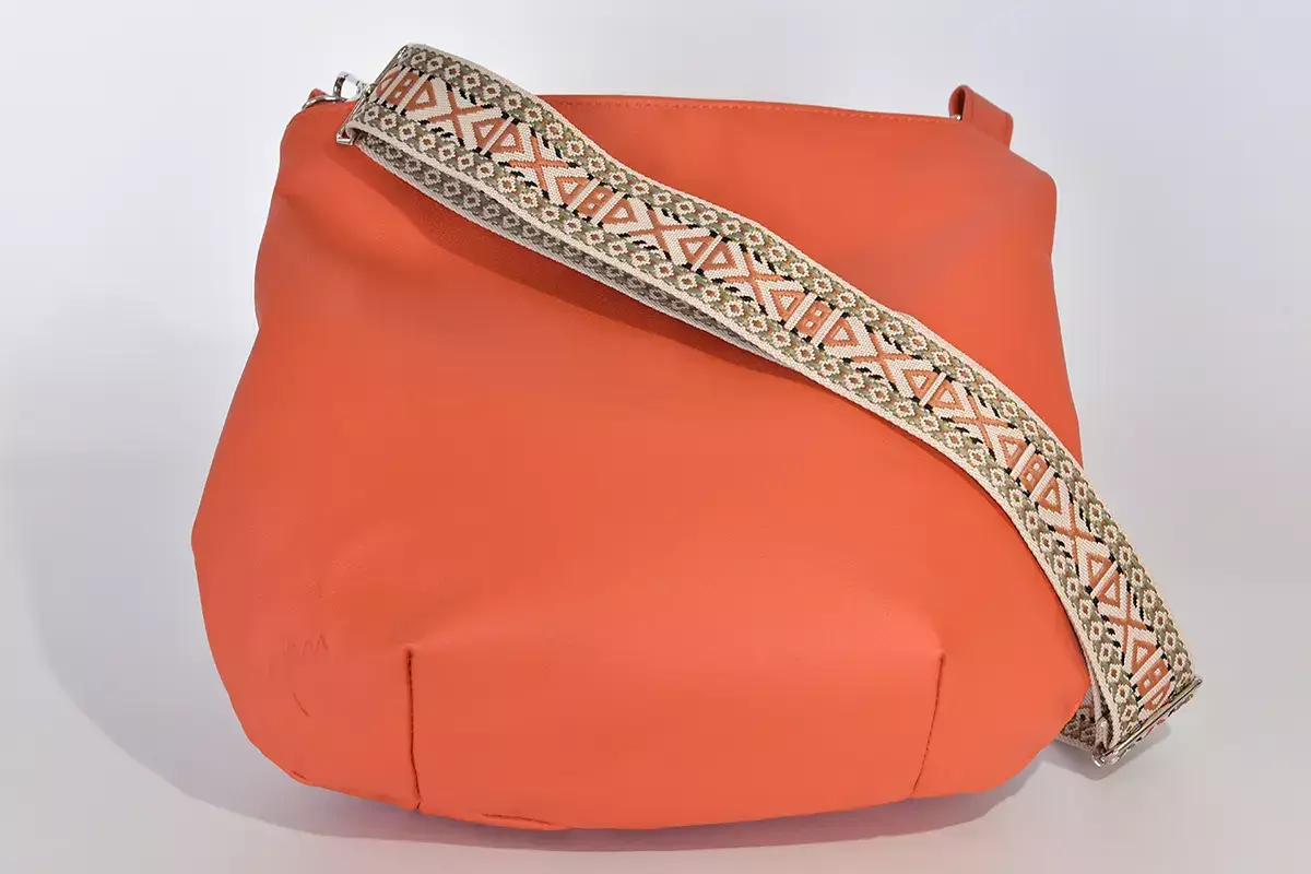 Handgefertigte Ledertasche Iris Zip L aus geschliffenem Wasserbüffel-Nappaleder