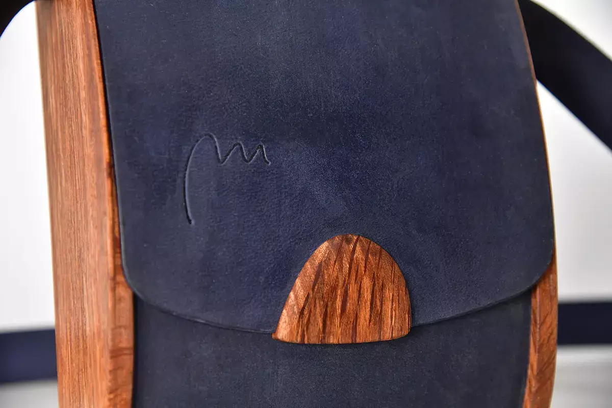 Holz-Ledertasche Blago M marineblau Zypressenholz