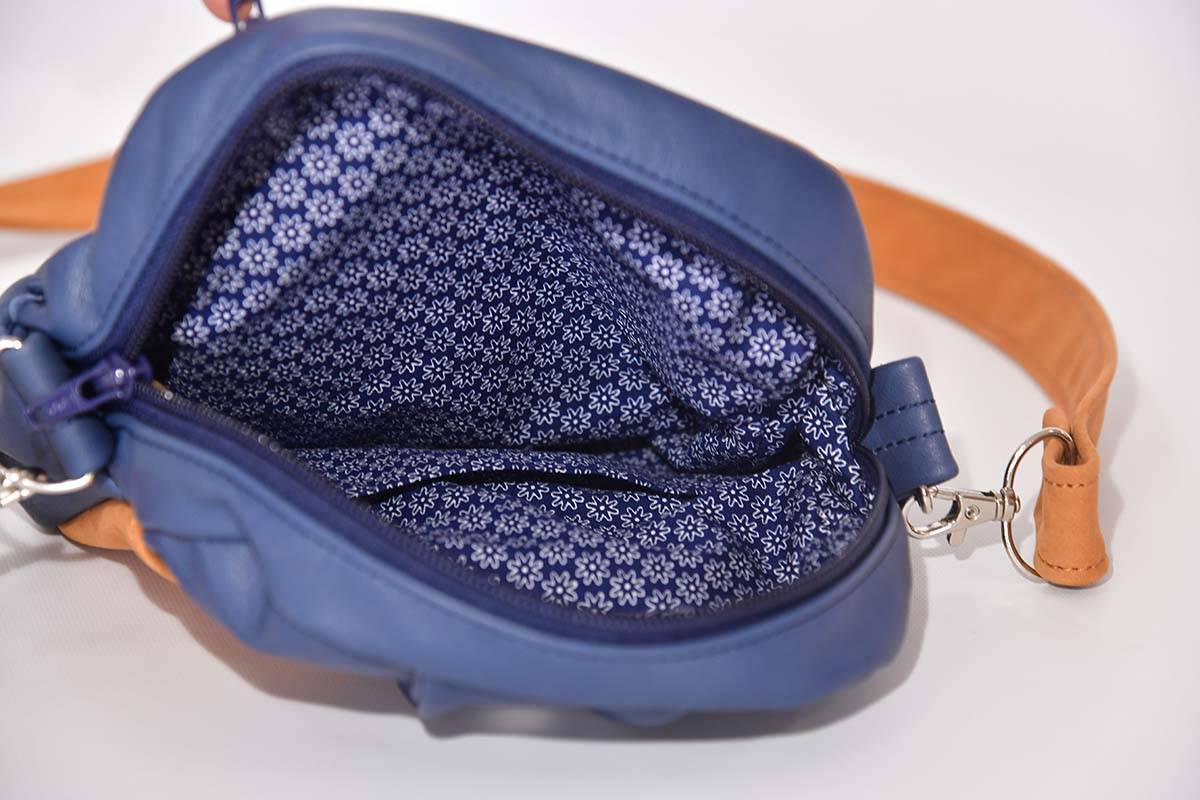 Schultertasche Modell Adrian cognac / blau