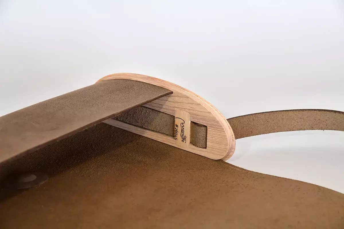 Handgefertigte Holz-Ledertasche graubraun Esche weiß geölt Jenny M