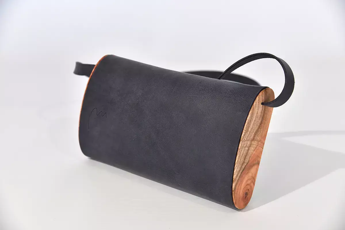 Holz-Ledertasche Modell Jenny S schwarzblau, Johannisbrotbaumholz
