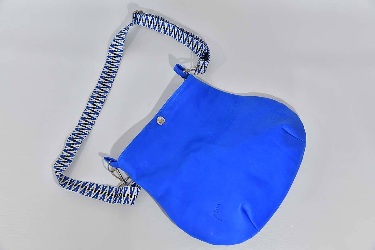 Schultertasche Iris M sehr blau