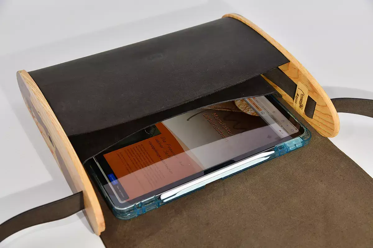 Handgefertigte Holz-Ledertasche schwarzbraun mit Ginster-Einlage auf Eschenholz