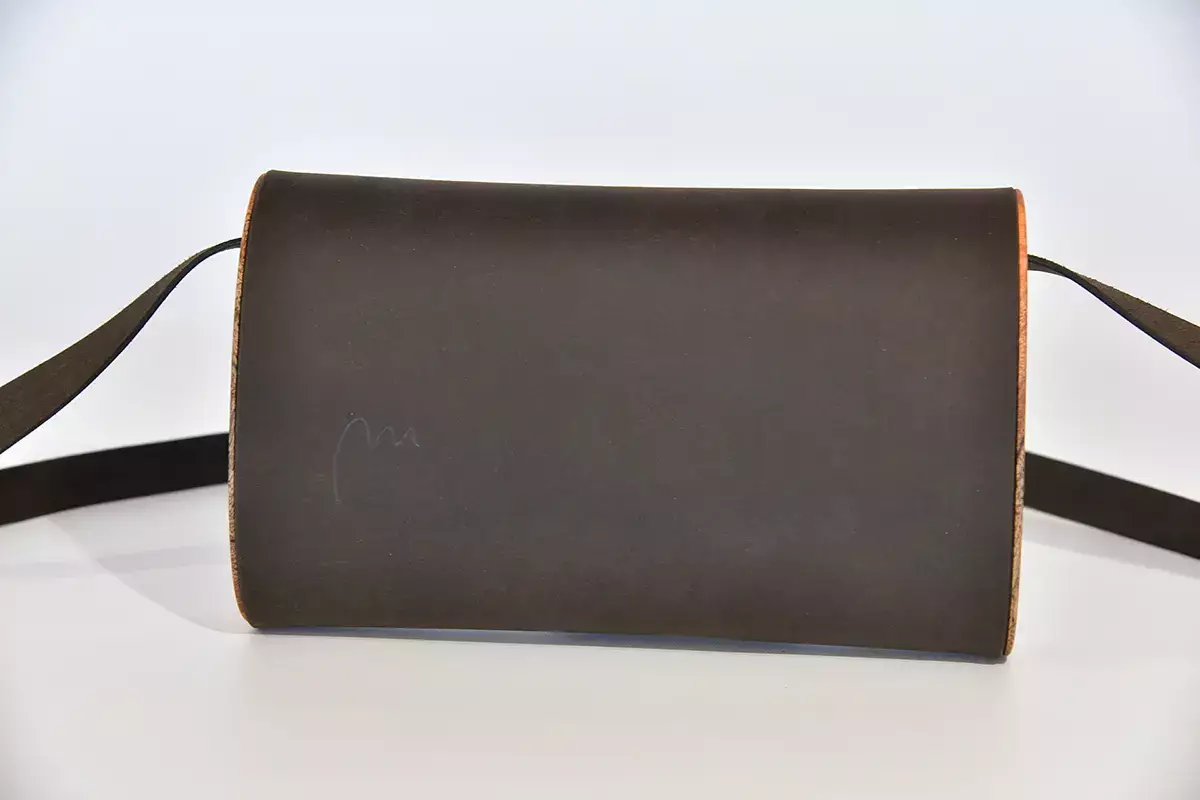 Handgefertigte Holz-Ledertasche Jenny M Johannisbrootbaum dunkelbraunes Dickleder