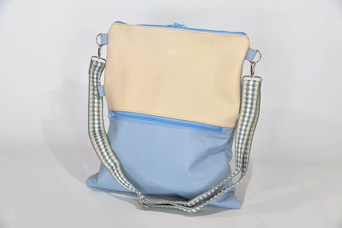 Handgefertigte Ledertasche Sam Flex in hellblau und hell-elfenbein