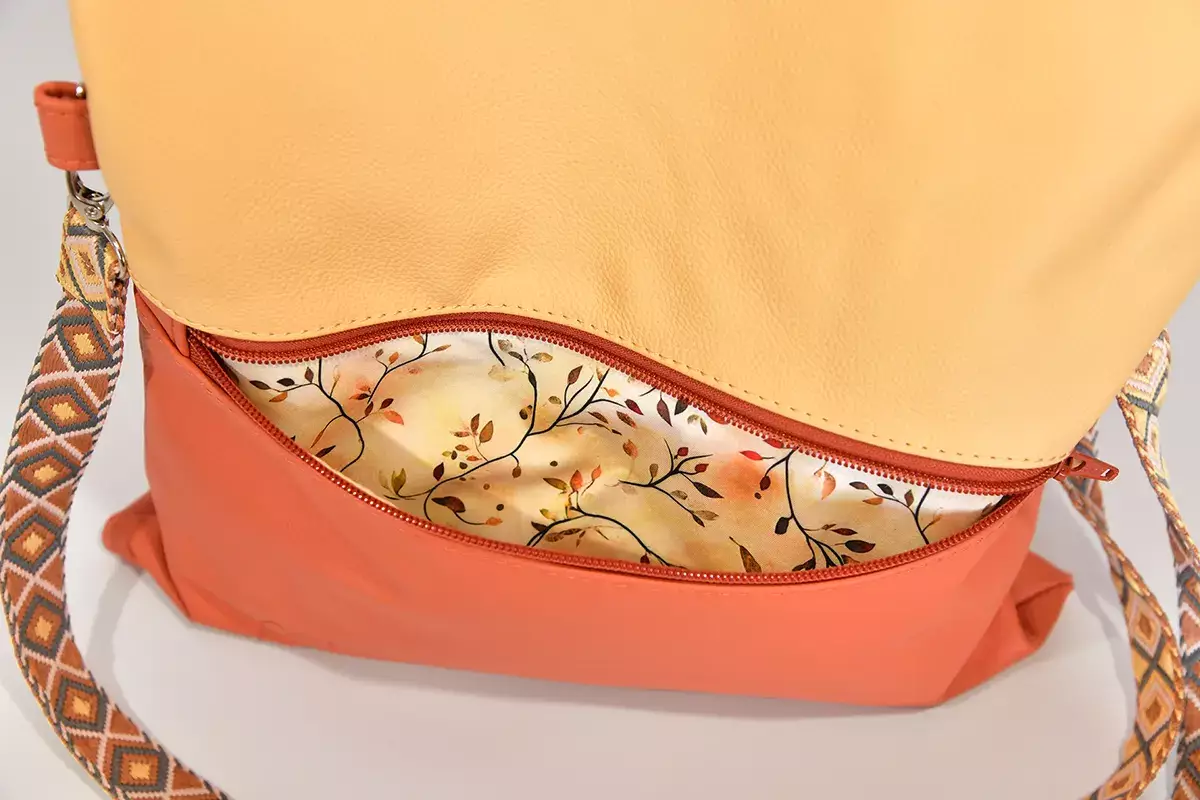 Handgefertigte Ledertasche in pastelorange und bernstein Sam flex