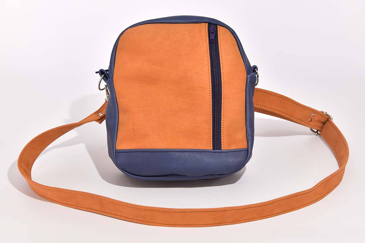 Schultertasche Modell Adrian cognac / blau