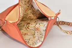 handgefertigte-ledertasche-pastelorange-bernstein_26008_Sam_flex_06