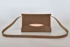 handgefertigte-holz-ledertasche-graubraun-esche-weiss-geoelt_26045_Jenny_M_04